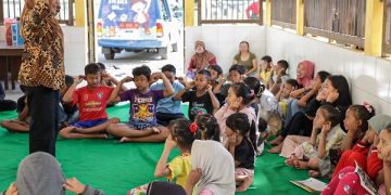 Kunjungan Dinsos dan YLPA Kediri disambut antusias anak-anak di Bapenda. Foto: Ist
