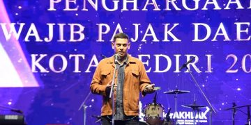 Sambutan Wali Kota Kediri dalam acara penyerahan penghargaan wajib pajak daerah 2023. Foto: Ist
