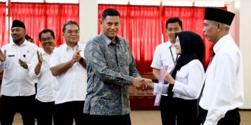 Wali Kota Kediri menyerahkan SK PPPK Guru formasi tahun 2022. Foto: Ist