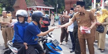 Wabub Syah ikut membagikan Bendera Merah Putih bagi pengguna jalan. Foto: Ist