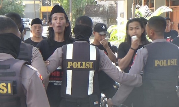 Datang Ke Jombang, Rocky Gerung Disambut Aksi Unjuk Rasa - Bacaini.id