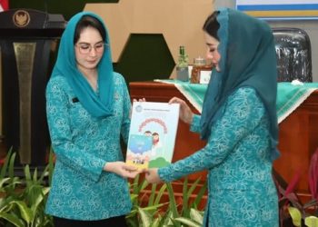 Arumi Bachsin dan Novita Hardini di Kabupaten Trenggalek. Foto: Ist