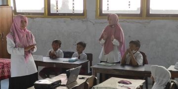 Beberapa murid SDN Sukorejo yang dikumpulkan dalam satu kelas. Foto: Bacaini/AK.Jatmiko
