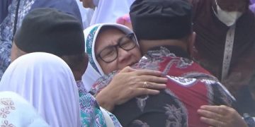 Tangis haru penyambutan keluarga jemaah haji asal Jombang. Foto: Bacaini/Syailendra