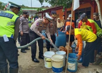 Dua Desa Dilanda Kekeringan, Polres Trenggalek Salurkan 4 Tangki Air Bersih
