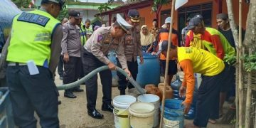 Penyaluran air bersih di desa terdampak kekeringan. Foto: Bacaini/Aby