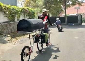 Suarakan Keadilan Tragedi Kanjuruhan, Pria ini Bersepeda Pancal Sambil Bawa Keranda ke Jakarta