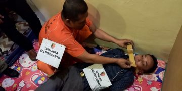 Salah satu adegan yang diperagakan dalam rekonstruksi pembunuhan di Mapolres Tulungagung. Foto: Bacaini/Setiawan