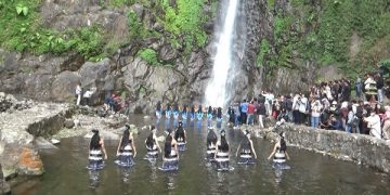 Rangkaian prosesi Siraman Sedudo di Wisata Air Terjun Sedudo, Kabupaten Nganjuk. Foto: Bacaini/Asep Bahar