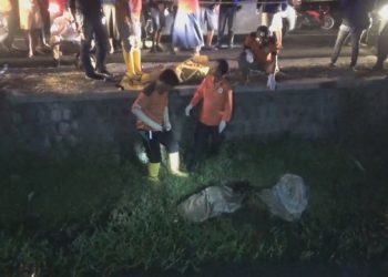 Proses evakuasi mayat korban mutilasi di saluran irigasi Desa Japanan, Mojowarno, Jombang. Foto: Bacaini/Syailendra
