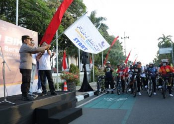 Pemberangkatan peserta fun bike 'Bahagia Bersama' di halaman Balai Kota Kediri. Foto: Ist