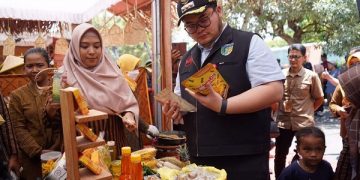 Mas Dhito saat melihat-lihat produk milik pelaku UMKM di Kabupaten Kediri. Foto: Ist