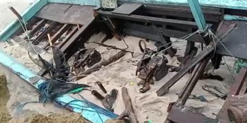 Salah satu perahu nelayan Pantai Prigi Trenggalek yang terlibat tabrakan di Pantai Gladak Tulungagung. Foto: Bacaini/Aby