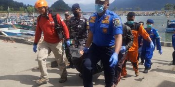 Proses evakuasi jasad nelayan yang hilang di perairan Pantai Gladak. Foto: Bacaini/Aby