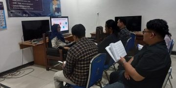 Kegiatan pembekalan mahasiswa magang di KPID Jatim. Foto: Ist