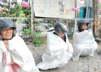 Saat Wartawan Ikut Lomba Balap Karung Pakai Helm