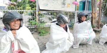 Wartawan yang menjadi peserta lomba balap karung di halaman Kantor PWI Jombang. Foto: Bacaini/Syailendra