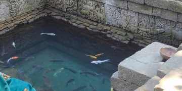 Kolam Candi Penataran yang konon dihuni ikan lele misterius pembawa keberuntungan. Foto: Bacaini/Aziz