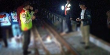 Proses evakuasi jasad pria di jalur KA antara Stasiun Blitar-Rejotangan. Foto: Ist
