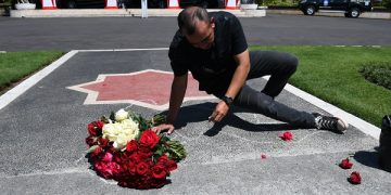 Aksi teatrikal Soge Ahmad di depan Balai Kota Malang. Fot: Bacaini/A.Ulul
