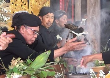 Suroan di Nganjuk, 6 Pusaka Ki Ageng Ngaliman Dijamas Air dari Sedudo