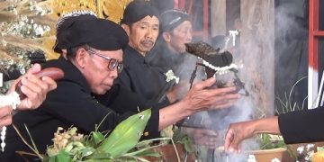 Prosesi penjamasan pusaka Ki Ageng Ngaliman oleh sesepuh desa. Foto: Bacaini/Asep Bahar