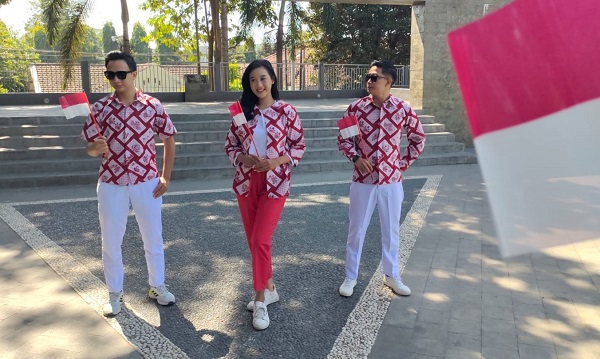 Keren Mahasiswa Di Kota Kediri Gelar Peragaan Busana Batik Merah Putih