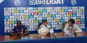 Pelatih Persik Kediri, Marcelo Rospide (tengah) dalam sesi post match press conference. Foto: Bacaini/Novira