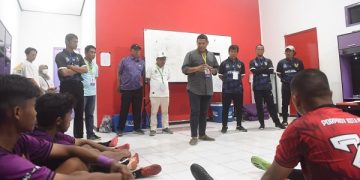 Wali Kota Kediri semangati tim sepak bola Kota Kediri di Stadion Brawijaya. Foto: Ist