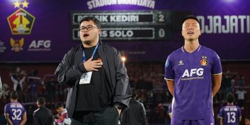 Mas Dhito bersama Arthur Irawan saat menyanyikan anthem Persik Kediri di Stadion Brawijaya. Foto: Ist