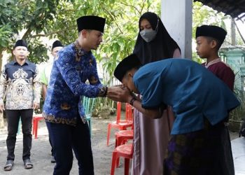 Bupati Arifin di rumah Almarhum Kades Widoro. Foto: Ist