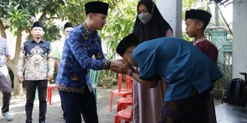 Bupati Arifin di rumah Almarhum Kades Widoro. Foto: Ist