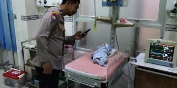 Bayi perempuan yang ditemukan warga Kandat, Kabupaten Kediri mendapat perawatan di RS Bhayangkara Kediri. Foto: Bacaini/AK.Jatmiko