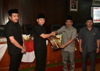 Bupati Arifin usai mengikuti Sidang Paripurna di Gedung DPRD Trenggalek. Foto: Ist