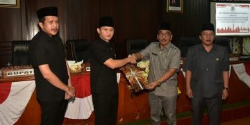 Bupati Arifin usai mengikuti Sidang Paripurna di Gedung DPRD Trenggalek. Foto: Ist