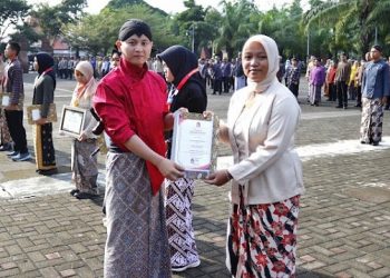 Bupati Arifin dalam peringatan Hari OTODA ke-27 dan Hardiknas di Alun-alun Kabupaten Trenggalek. Foto: Ist