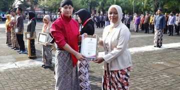 Bupati Arifin dalam peringatan Hari OTODA ke-27 dan Hardiknas di Alun-alun Kabupaten Trenggalek. Foto: Ist