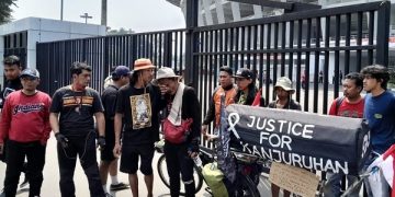 Midun tampak menyeka air matanya karena tidak diizinkan masuk Stadion GBK. Foto: Ist