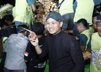 Bupati Arifin berebut ketupat di acara Festival Budaya Ketupat. Foto: Ist