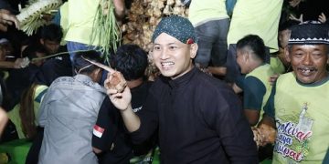 Bupati Arifin berebut ketupat di acara Festival Budaya Ketupat. Foto: Ist