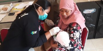 Vaksinasi rotavirus untuk bayi di Trenggalek. Foto: Bacaini/Aby