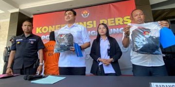 Tersangka MDS beserta barang bukti yang telah diamankan polisi. Foto: Bacaini/Setiawan