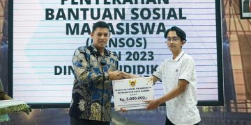 Wali Kota Kediri serahkan bansos pendidikan kepada salah satu mahasiswa. Foto: Ist