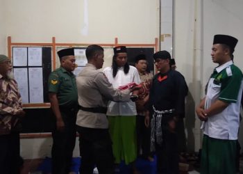 Pembagian bendera merah putih dalam acara Doa Bersama Lintas Agama di Kelurahan Ngampel. Foto: Ist
