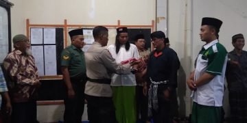 Pembagian bendera merah putih dalam acara Doa Bersama Lintas Agama di Kelurahan Ngampel. Foto: Ist