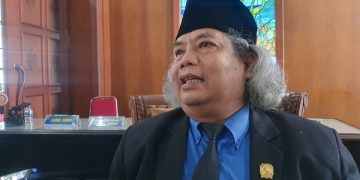 Ketua Komisi C DPRD Tulungagung, Asrori saat diwawancara. Foto: Bacaini/Setiawan