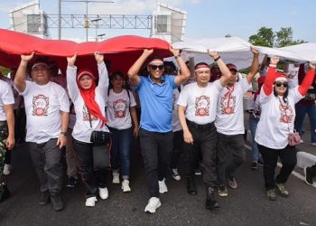 Kirab Bendera Merah Putih Raksasa Meriahkan HUT ke-78 RI di Kota Kediri
