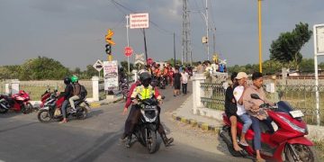 Perlintasan KA tanpa palang pintu  yang menjadi lokasi insiden naas dikerumuni warga. Foto: Bacaini/Syailendra