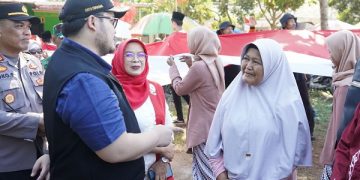 Mas Dhito ngobrol bersama Ruliani, penjahit bendera merah putih 1000 meter di Desa Dawung. Foto: Ist