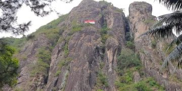 Bendera Merah Putih raksasa yang membentang di Tebing Sepikul Trenggalek. Foto: Bacaini/Aby